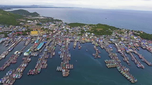 鸟瞰图与Jitty沿海岸渔村与无人机。多莉。视频素材