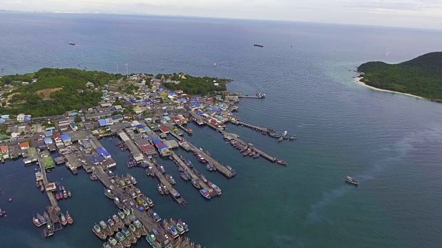 鸟瞰图美丽的海港与Jitty沿海岸在渔村与无人机。视频素材