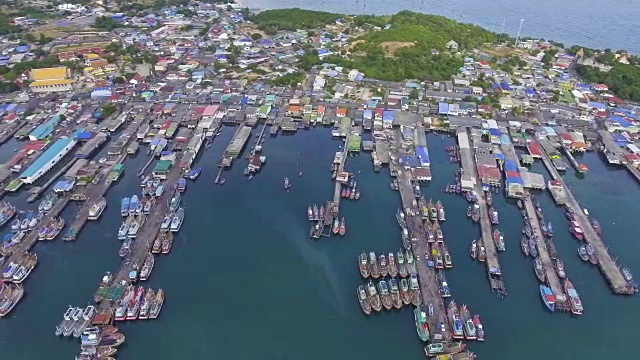 鸟瞰图美丽的海港与Jitty沿海岸在渔村与无人机。多莉。视频素材