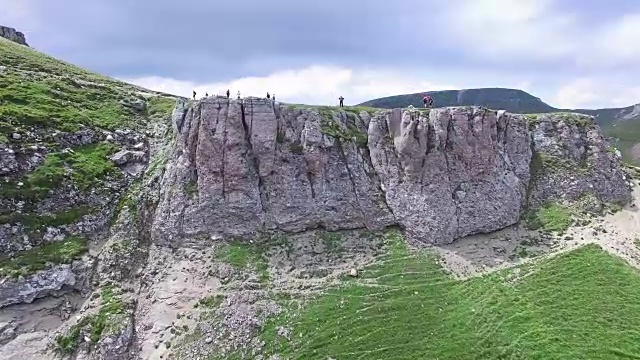 山径和高原远足者的鸟瞰图视频素材