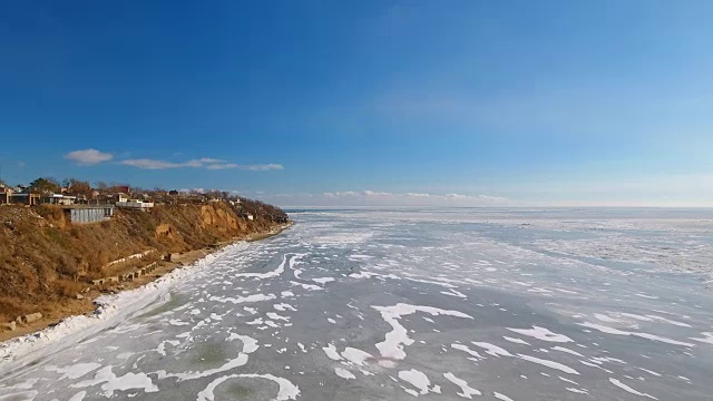 冬天的风景，飞过冰冻的海洋。视频素材