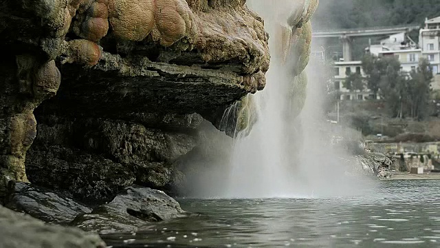 瀑布般的泉水从岛上的山上流下来视频素材