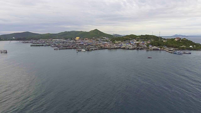 美丽的海港与Jitty沿海岸在渔村与无人机。视频素材