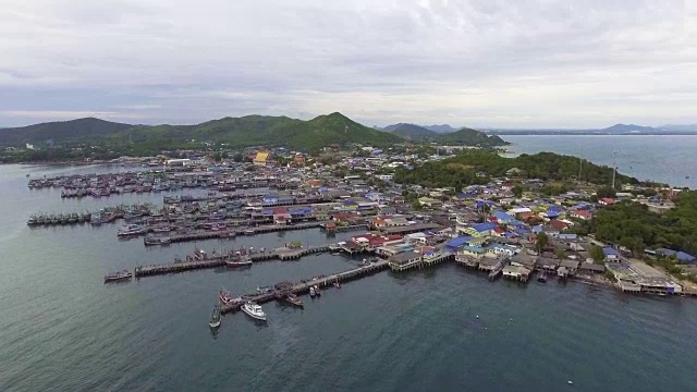 美丽的海港与Jitty沿海岸在渔村与无人机。视频素材