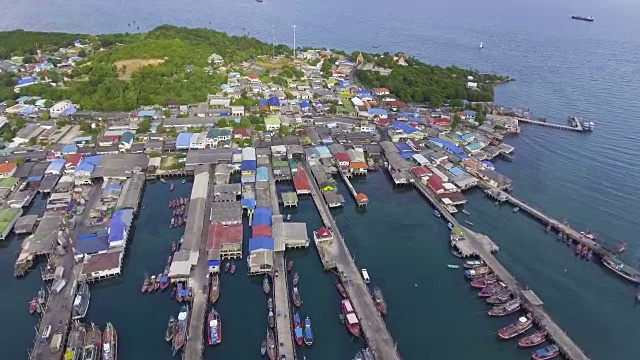 美丽的海港与Jitty沿海岸在渔村与无人机。视频素材