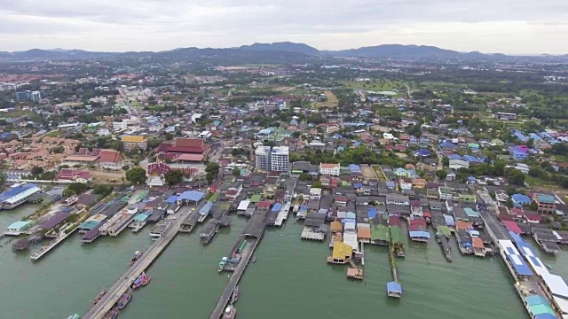 美丽的海港与Jitty沿海岸在渔村与无人机。视频素材