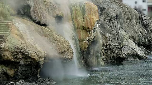 瀑布般的泉水从岛上的山上流下来视频素材