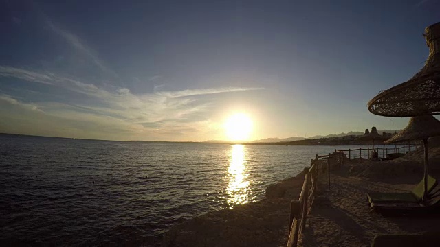 海上的日落。从海滩上看视频素材