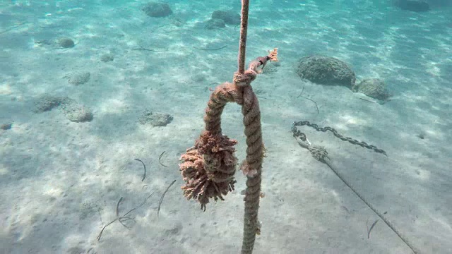 船的旧锚和锚链在希腊海底视频素材