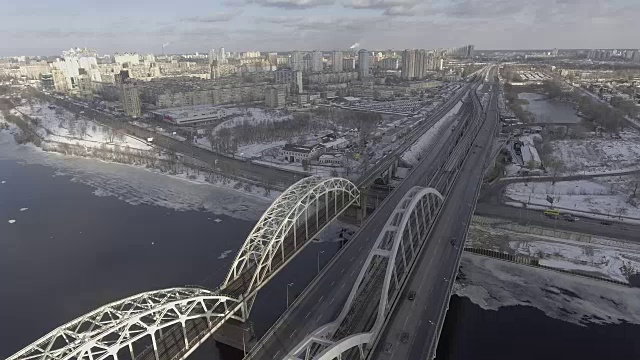 飞过铁路桥和特拉斯科伊居民区附近，人们上班上班，在冬天的大街上视频素材