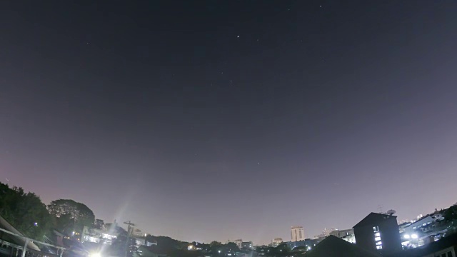 在夜空中移动的云的时间流逝视频素材