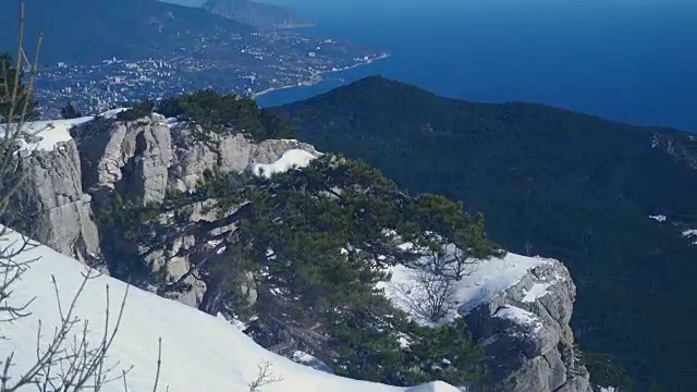 从窗口缆车观看大海和城市视频素材