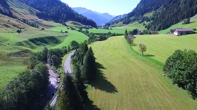 飞越一条河流，山谷中的阿尔卑斯山，鸟瞰图视频素材