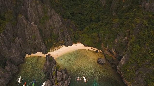 热带海滩与船，鸟瞰图。热带岛屿视频素材