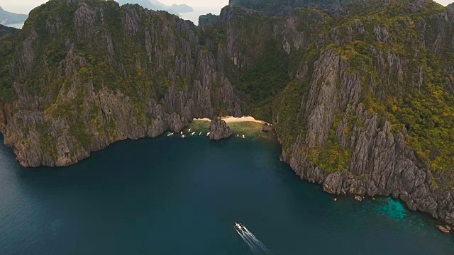 热带海滩与船，鸟瞰图。热带岛屿视频素材