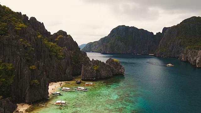 热带海滩与船，鸟瞰图。热带岛屿视频素材