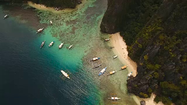 热带海滩与船，鸟瞰图。热带岛屿视频素材