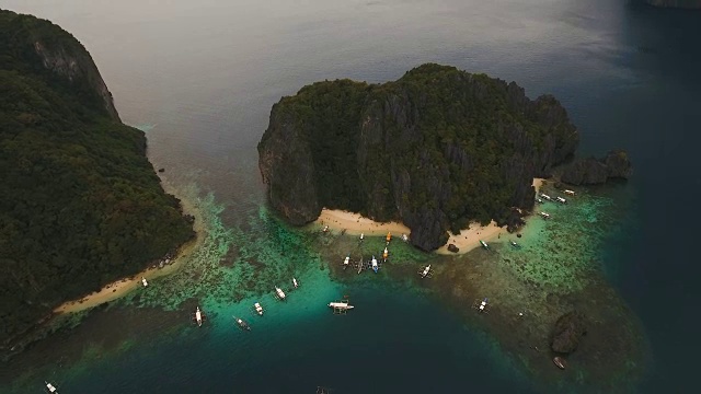 热带海滩与船，鸟瞰图。热带岛屿视频素材