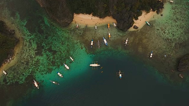 热带海滩与船，鸟瞰图。热带岛屿视频素材