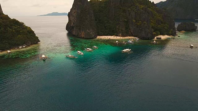 热带海滩与船，鸟瞰图。热带岛屿视频素材