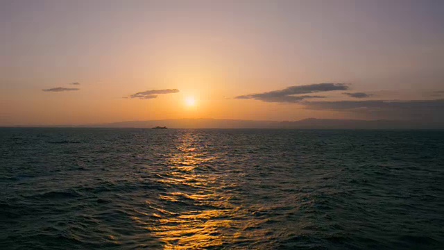 日本福岛海岸，船上的日落视频素材