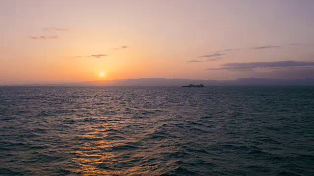 日本福岛海岸，船上的日落视频素材