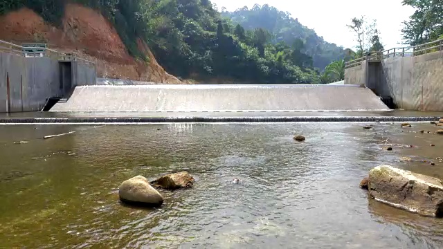 水从水库、小水坝流出视频下载