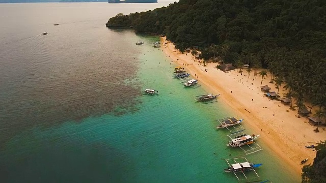 热带海滩与船，鸟瞰图。热带岛屿视频素材