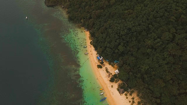 热带海滩与船，鸟瞰图。热带岛屿视频素材