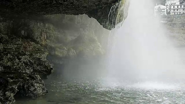 近距离观察瀑布般的泉水从岛上的山上流下来视频素材