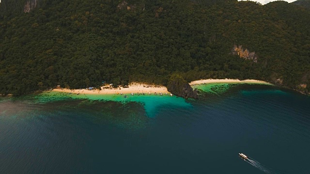 热带海滩与船，鸟瞰图。热带岛屿视频素材