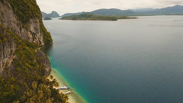 热带海滩与船，鸟瞰图。热带岛屿视频素材