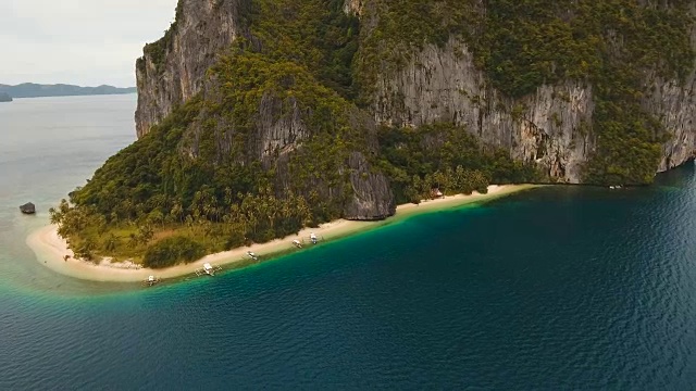 热带海滩与船，鸟瞰图。热带岛屿视频素材