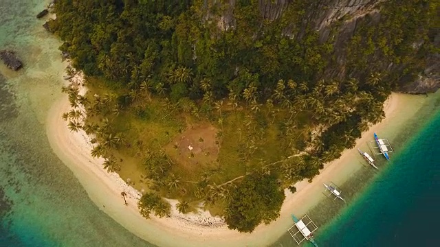 热带海滩与船，鸟瞰图。热带岛屿视频素材