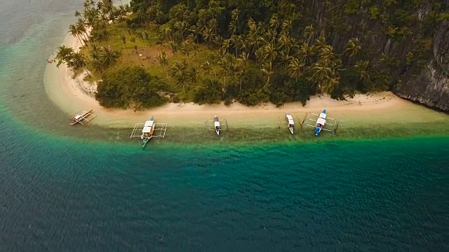 热带海滩与船，鸟瞰图。热带岛屿视频素材