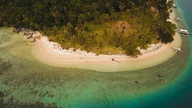 热带海滩与船，鸟瞰图。热带岛屿视频素材