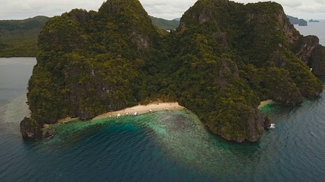 热带海滩与船，鸟瞰图。热带岛屿视频素材