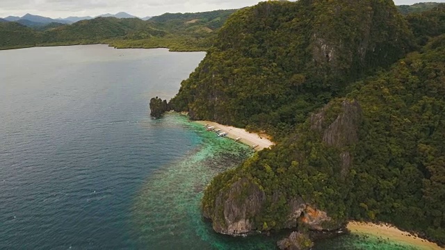 热带海滩与船，鸟瞰图。热带岛屿视频素材