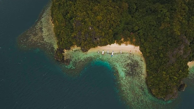 热带海滩与船，鸟瞰图。热带岛屿视频素材