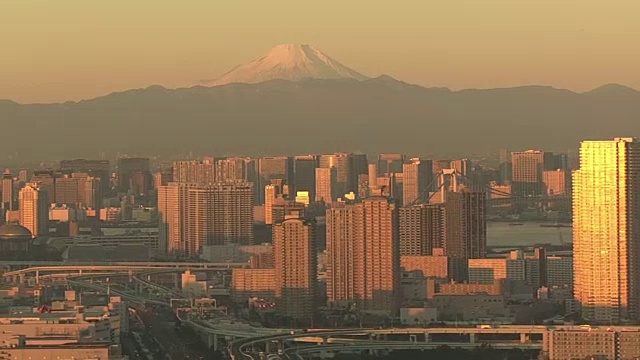 日本，晨光中的富士山和东京视频素材