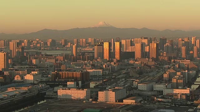 日本，晨光中的富士山和东京视频素材