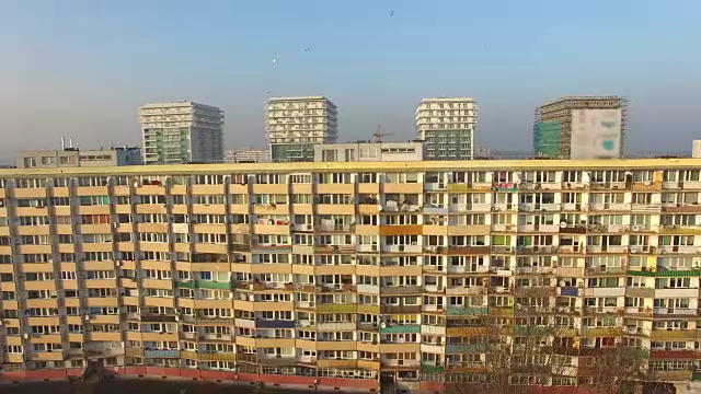 在人口密集地区巨大的住宅区的空中视频素材