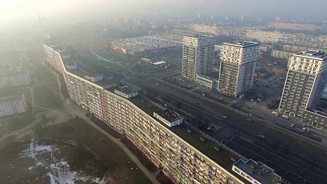 在人口密集地区巨大的住宅区的空中视频素材