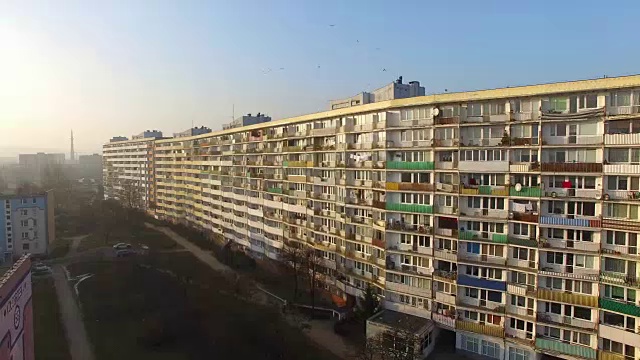 在人口密集地区巨大的住宅区的空中视频素材