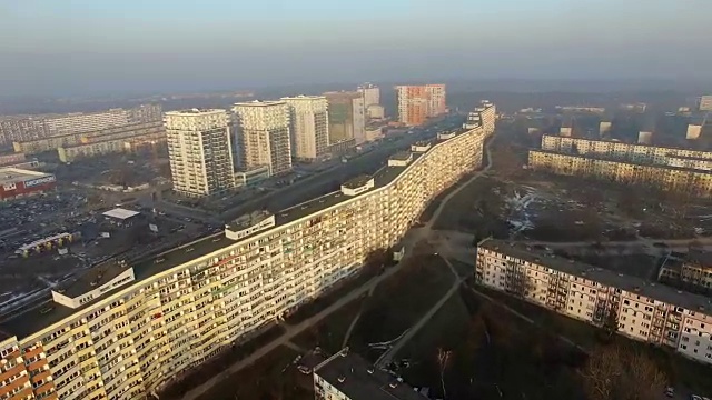 在人口密集地区巨大的住宅区的空中视频素材