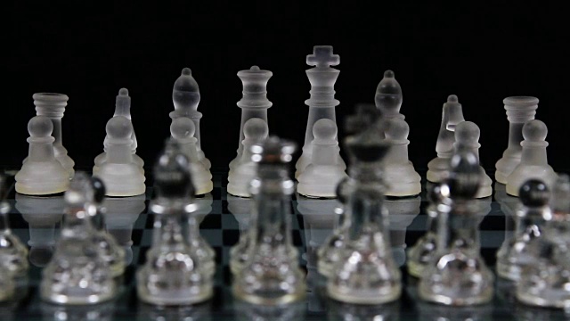 镜头移动与棋子在起始位置跨越棋盘视频素材