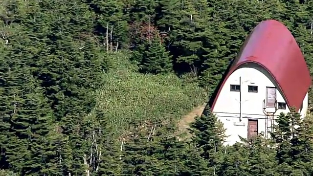 高空，日本西津山上的小屋视频素材