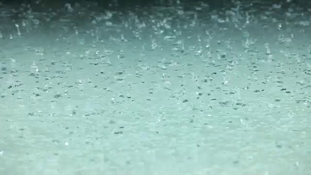 雨水落在水面上视频素材