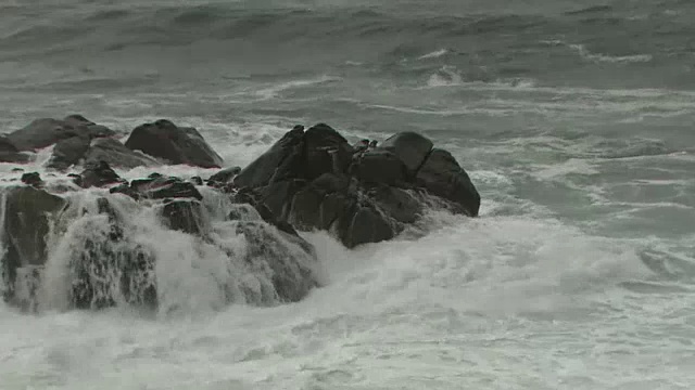 愤怒的海浪冲击岩石，鹿儿岛，日本视频素材