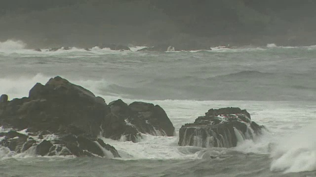 愤怒的海浪冲击岩石，鹿儿岛，日本视频素材